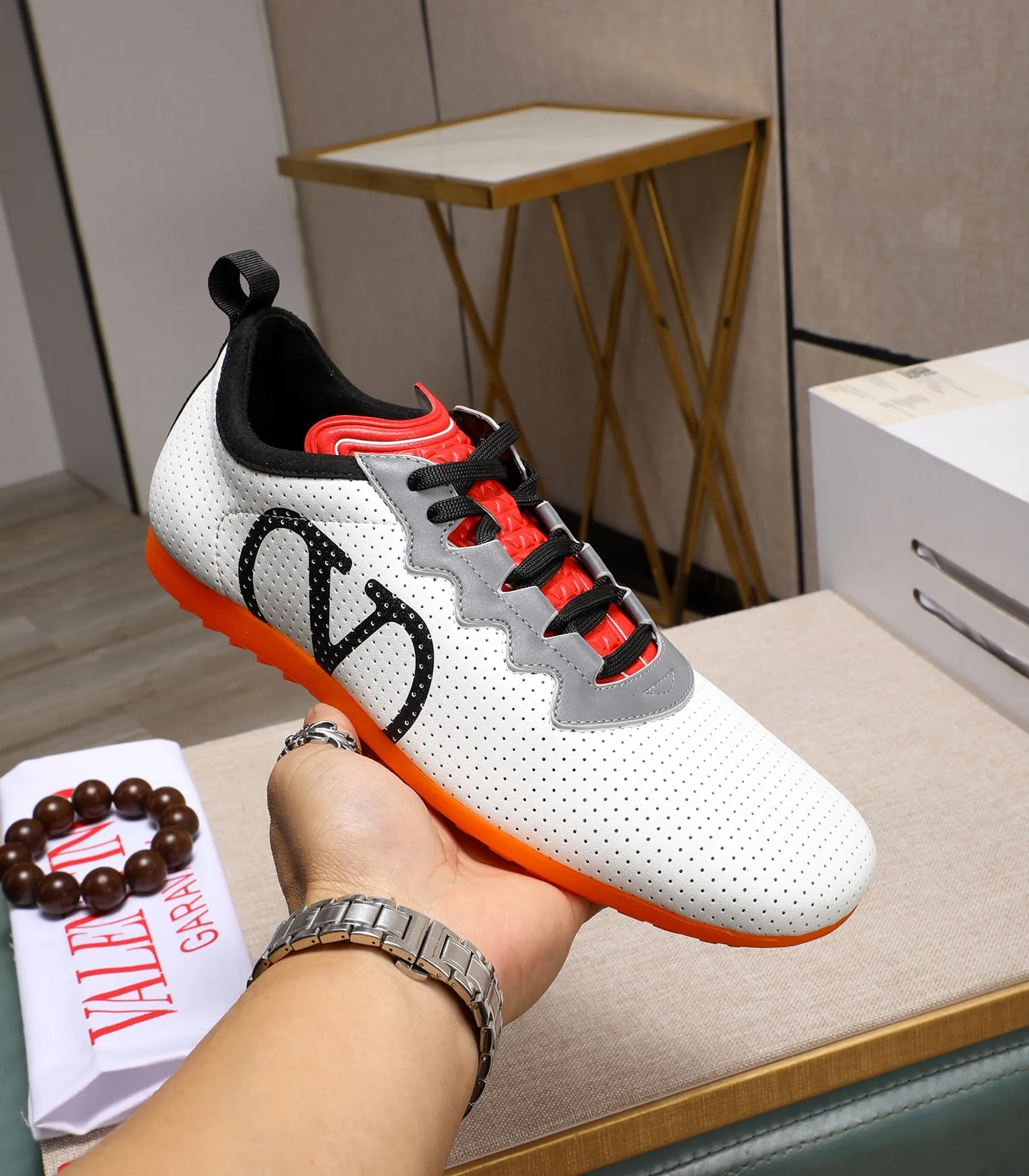 Men's Men's Shoes 💰620 VALENTINO 🌹🌹🌹2025 Valentino's latest spring sneakers! The counter 🔥 recommends RUNBOOT, which is lightweight and comfortable. It has a multi-functional design that integrates blue sneakers, running shoes, and fashionable sneakers to create a cool on-foot effect. ♥️♥️Fashionable sneakers that are sought after by many popular celebrities and fashion influencers♥️♥️. 👉All-round original 1:1 high-end production 👉Fabrics: Two options: delicate, soft and comfortable eyelet lambskin and high-end technical fabrics 👍Super soft suede special lining inside 👍Outsole wear-resistant TPU material 👍Full set of original counter packaging